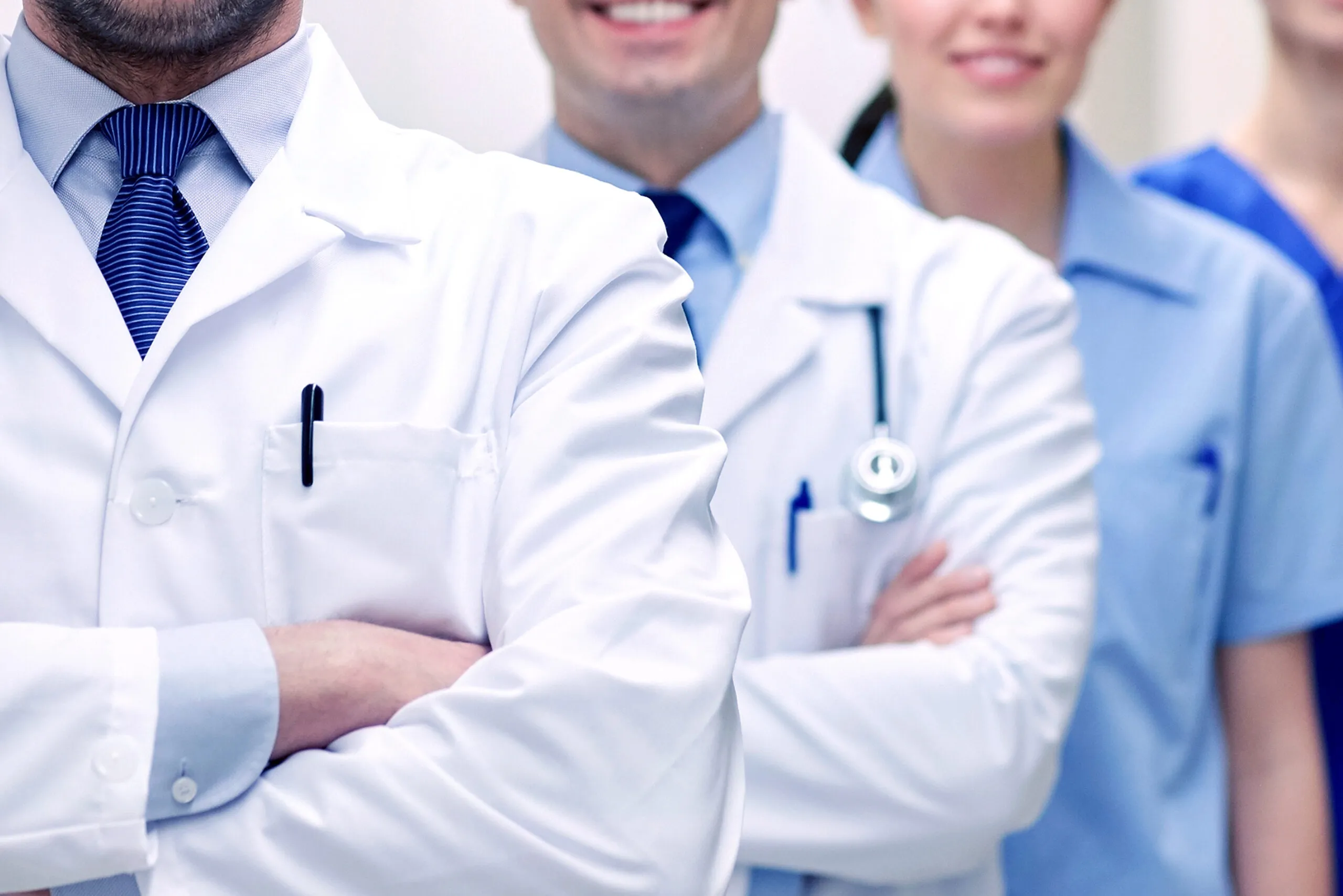 Profesional de la salud accediendo a formación online