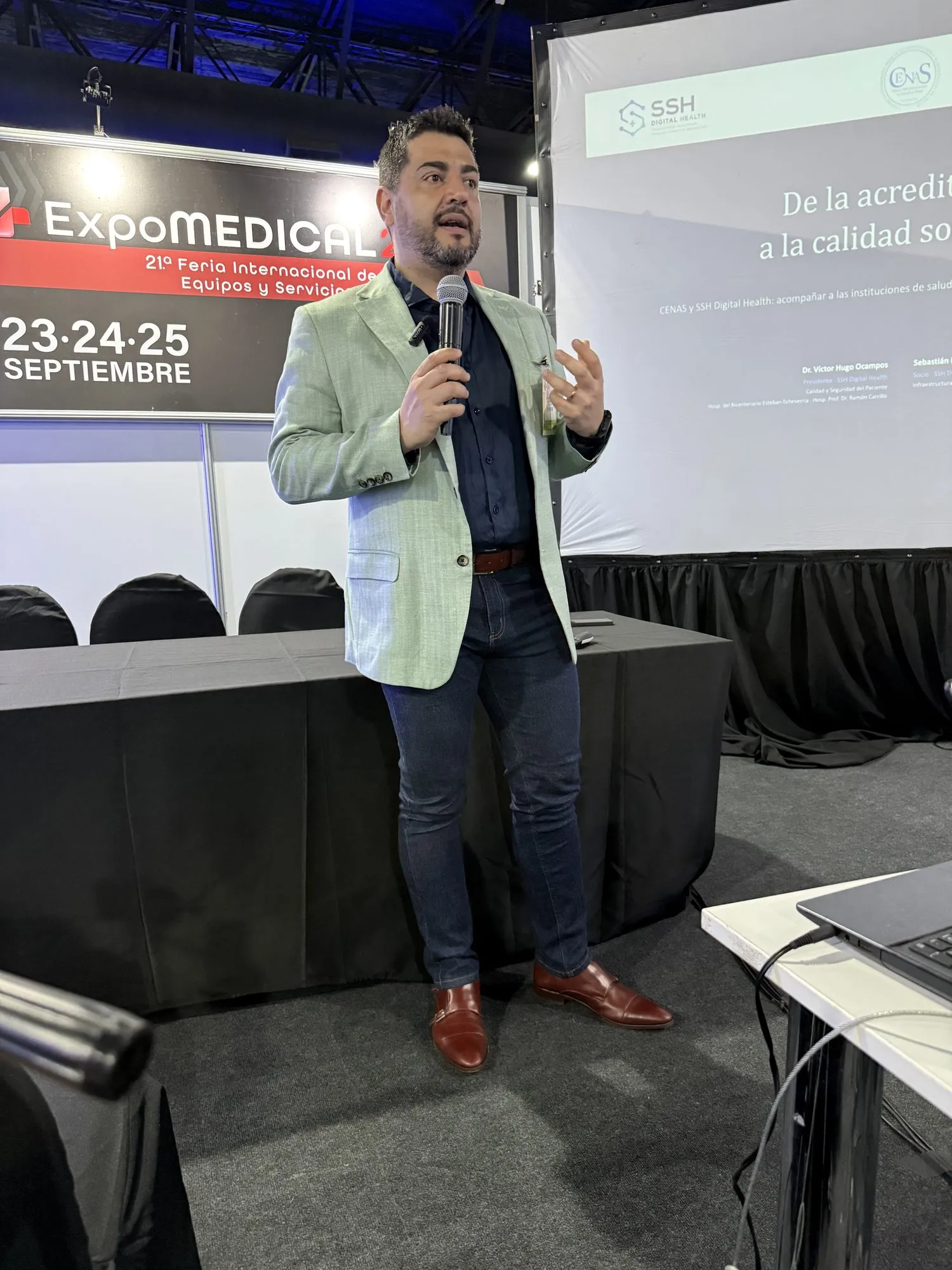 El Dr. Víctor Hugo Ocampos durante su exposición en ExpoMedical 2026
