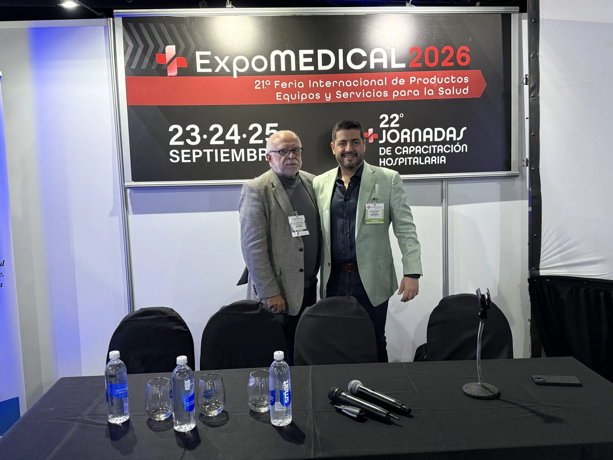 El Dr. Rubén Torres y el Dr. Víctor Hugo Ocampos frente al cartel de ExpoMedical 2026 y las 22.ª Jornadas de Capacitación Hospitalaria