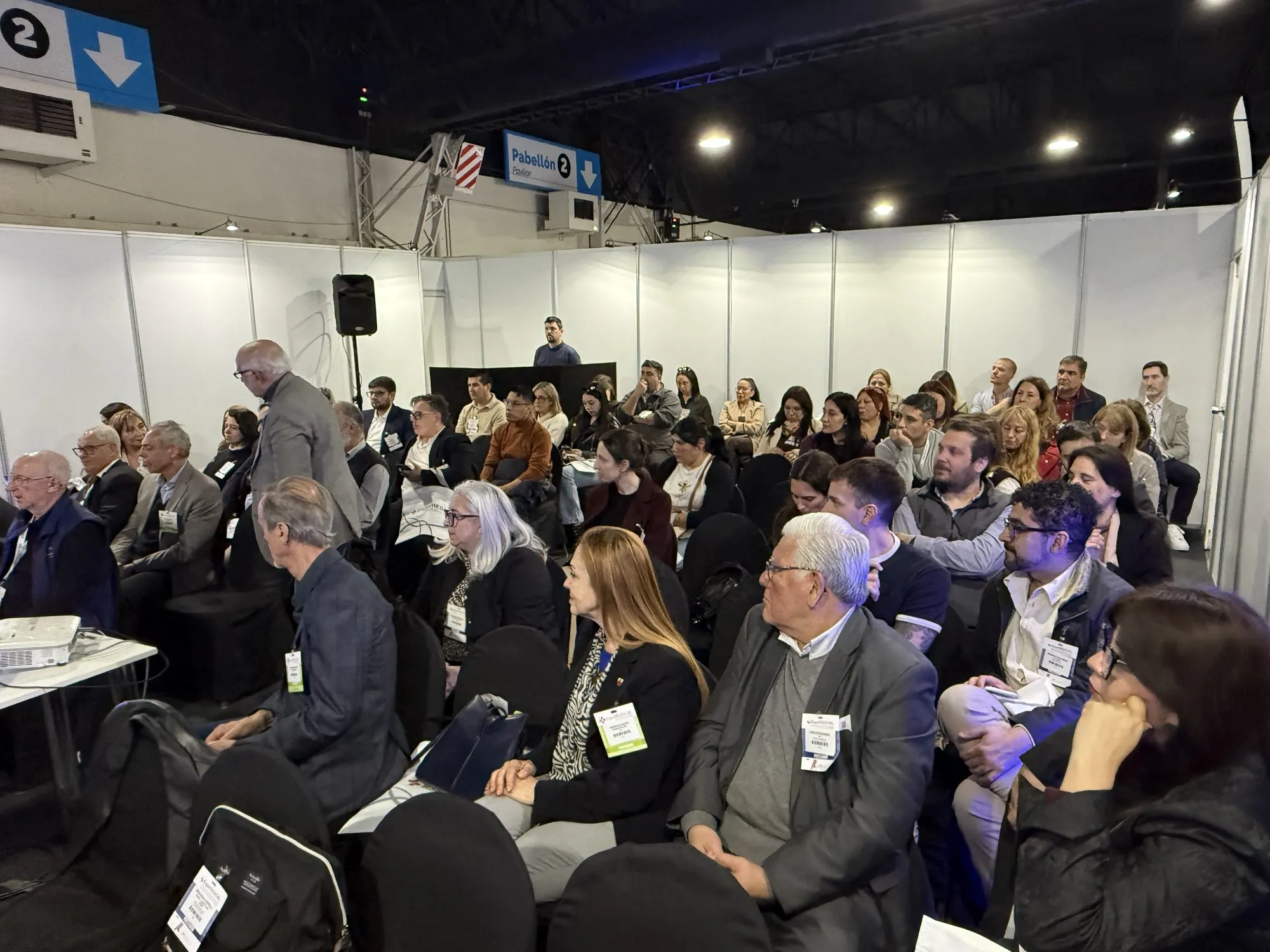 Profesionales del sector salud siguiendo la charla del CENAS en ExpoMedical 2026