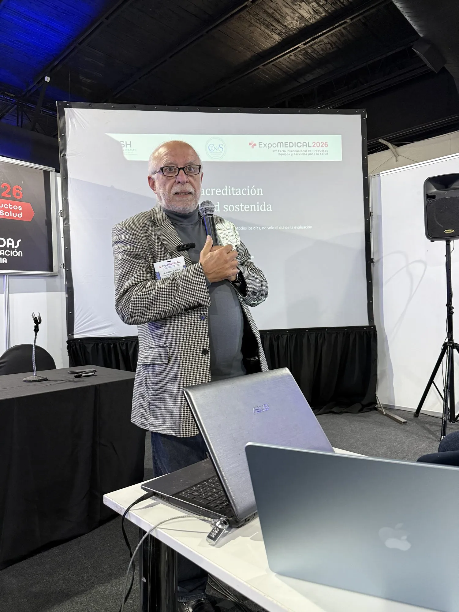 El Dr. Rubén Torres, gerente de Planeamiento del CENAS, durante la charla