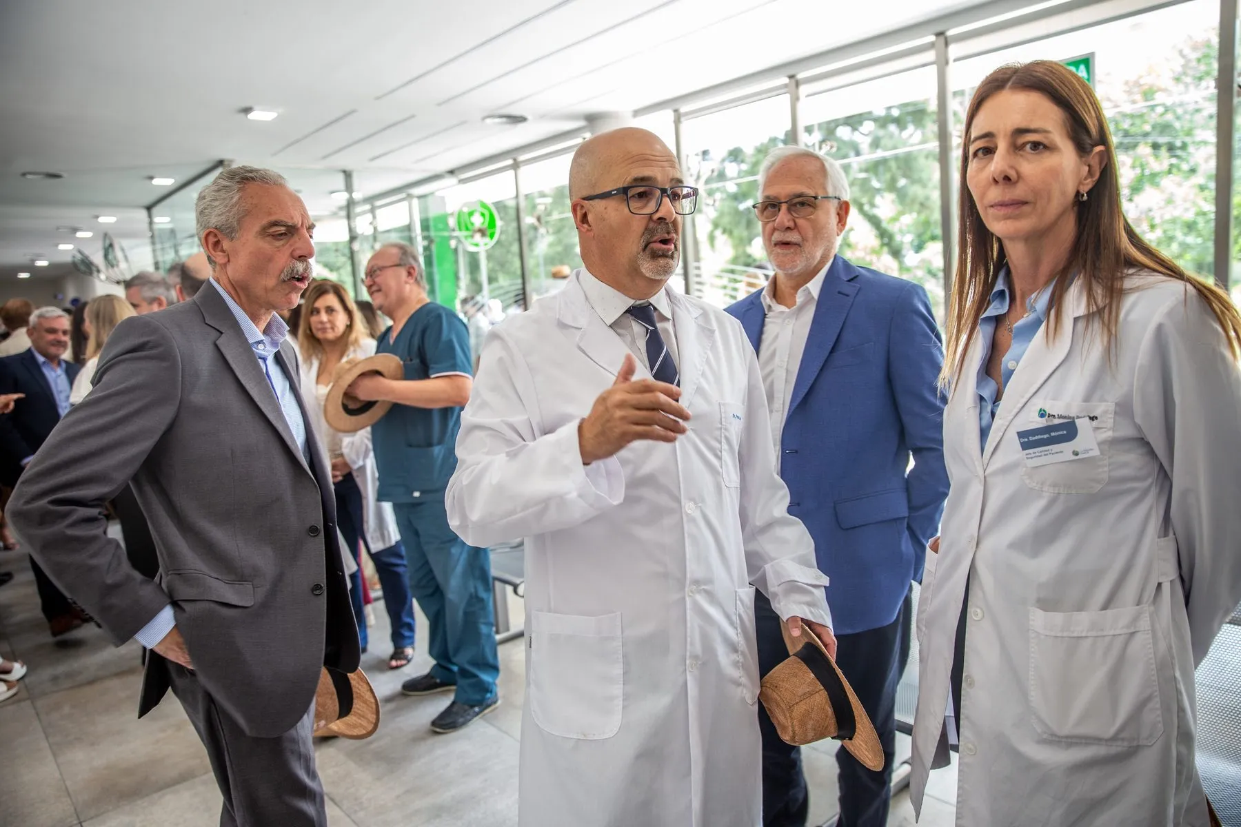 Autoridades y equipo médico de La Pequeña Familia junto a evaluadores del CENAS